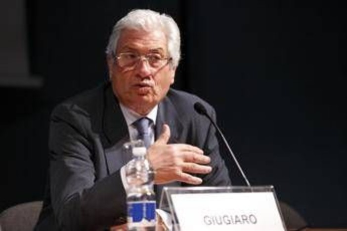 Esce fuori strada e si ribalta con il Suv, Giorgetto Giugiaro ricoverato a Olbia Esce fuori strada e si ribalta con il Suv, Giorgetto Giugiaro ricoverato a Olbia