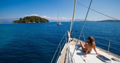 Vela e sole, parte la sfida alla prevenzione del melanoma tra i giovani Vela e sole, parte la sfida alla prevenzione del melanoma tra i giovani