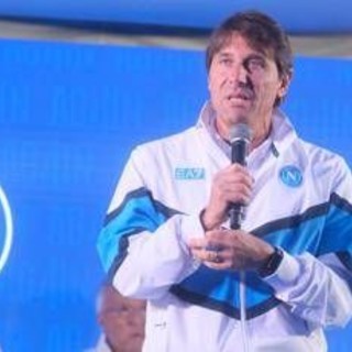 Piove sul ritiro del Napoli, tifosi furiosi: "Dov'è Conte?" Piove sul ritiro del Napoli, tifosi furiosi: "Dov'è Conte?"