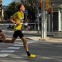 Corre una maratona... con le Crocs, la follia dell'atleta russo a Berlino Corre una maratona... con le Crocs, la follia dell'atleta russo a Berlino