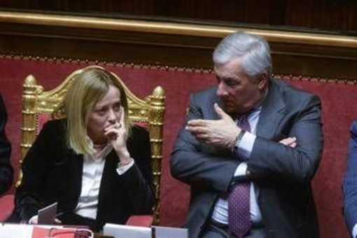 Iran, Meloni agli italiani: "Siate prudenti". Tajani: "Se situazione peggiora evacuazione in poche ore"