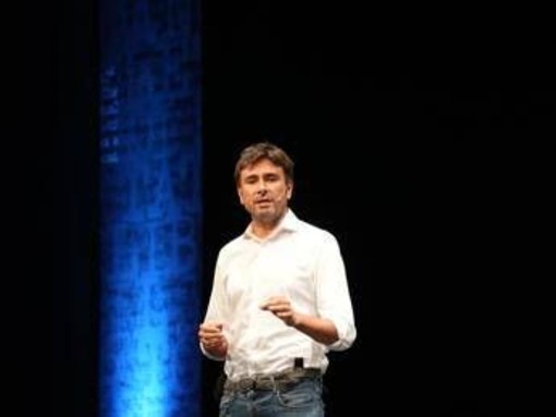 Di Battista ricoverato e le polemiche sul volo di Stato, Ricciardi: "Non è trattamento di favore, racconta la polvere del mondo"