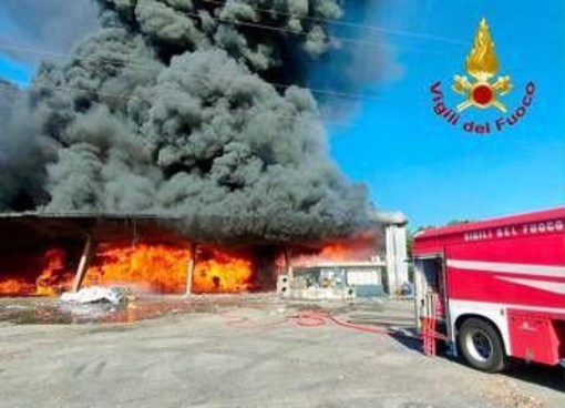 Pisa, in fiamme un capannone industriale: maxi incendio a Vicopisano Pisa, in fiamme un capannone industriale: maxi incendio a Vicopisano