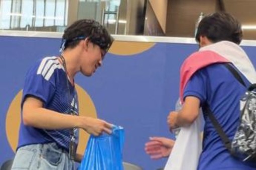 Mondiali, i tifosi del Giappone 'ripuliscono' lo stadio dopo la partita con l'Olanda Mondiali, i tifosi del Giappone 'ripuliscono' lo stadio dopo la partita con l'Olanda