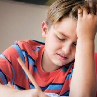 Emicrania, un bambino su 10 ne soffre con effetti sul rendimento: "Farmaci ci sono ma solo per adulti"