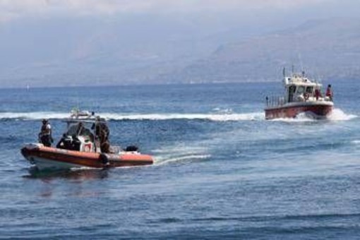 Roma, peschereccio ribaltato al largo di Anzio: un disperso