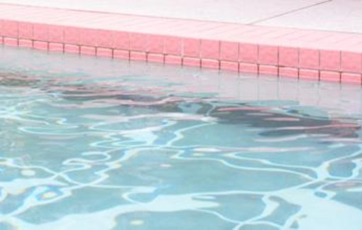 Bimba di 4 anni annega nella piscina dell'albergo a Milano Marittima Bimba di 4 anni annega nella piscina dell'albergo a Milano Marittima