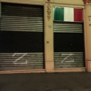 La lettera 'Z' simbolo dell'invasione russa all'ingresso della sede di Casapound, l'azione di 'Genova Antifascista'