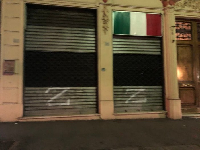 La lettera 'Z' simbolo dell'invasione russa all'ingresso della sede di Casapound, l'azione di 'Genova Antifascista' La lettera 'Z' simbolo dell'invasione russa all'ingresso della sede di Casapound, l'azione di 'Genova Antifascista'