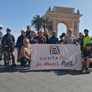 Torna "a casa" la Zonta Ride: fa tappa a Finale Ligure la pedalata solidale in bici per le bambine del Madagascar (FOTO e VIDEO)