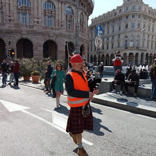 Superbonus, al corteo degli edili spunta anche il suonatore di cornamusa (Video)